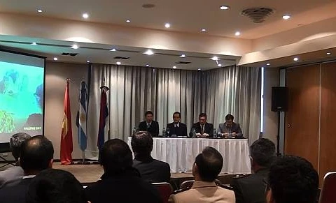 Reunión del embajador Dinh Thao con autoridades de Puerto Iguazú. (Fuente: VNA)
